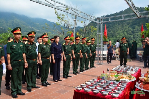 Thiếu tướng Phạm Trường Sơn viếng Nghĩa trang Liệt sĩ quốc gia Vị Xuyên