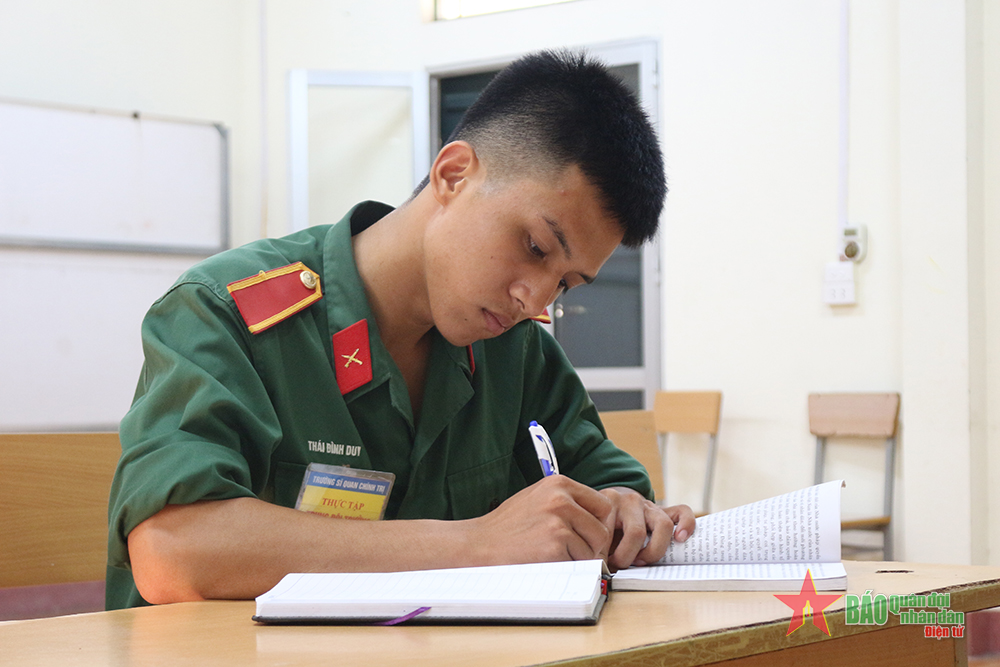 Học giỏi, rèn nghiêm, yêu thương đồng đội