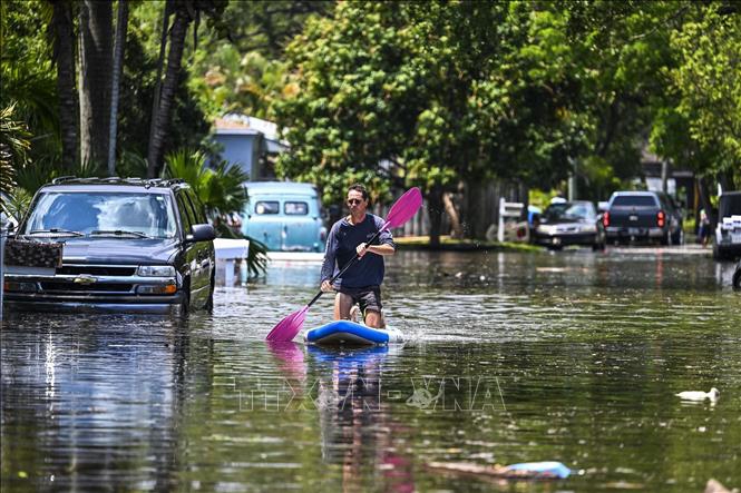 Cảnh ngập lụt sau những trận mưa lớn tại Fort Lauderdale, Florida, Mỹ. Ảnh tư liệu: TTXVN 