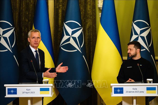  Tổng thư ký Tổ chức Hiệp ước Bắc Đại Tây Dương Jens Stoltenberg (trái) và Tổng thống Ukraine Volodymyr Zelensky trong cuộc họp báo chung ở Kiev, ngày 20-4. 