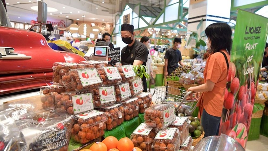 Quầy vải thiều Việt Nam tại trung tâm thương mại Siam Paragon ở thủ đô Bangkok, Thái Lan. Ảnh: nhandan.vn 