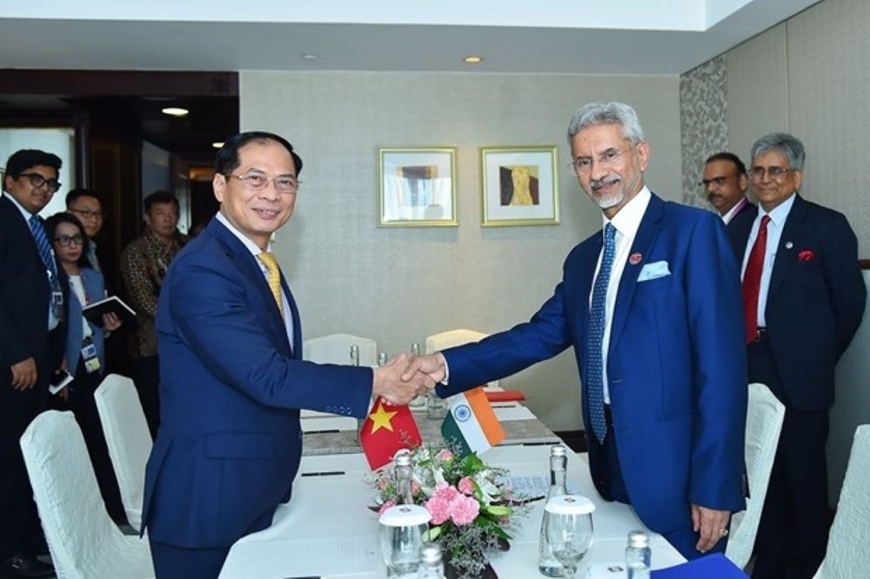 Bộ trưởng Bùi Thanh Sơn và Ngoại trưởng Ấn Độ Subrahmanyam Jaishankar tại cuộc gặp song phương bên lề Hội nghị Bộ trưởng Ngoại giao ASEAN lần thứ 56. 