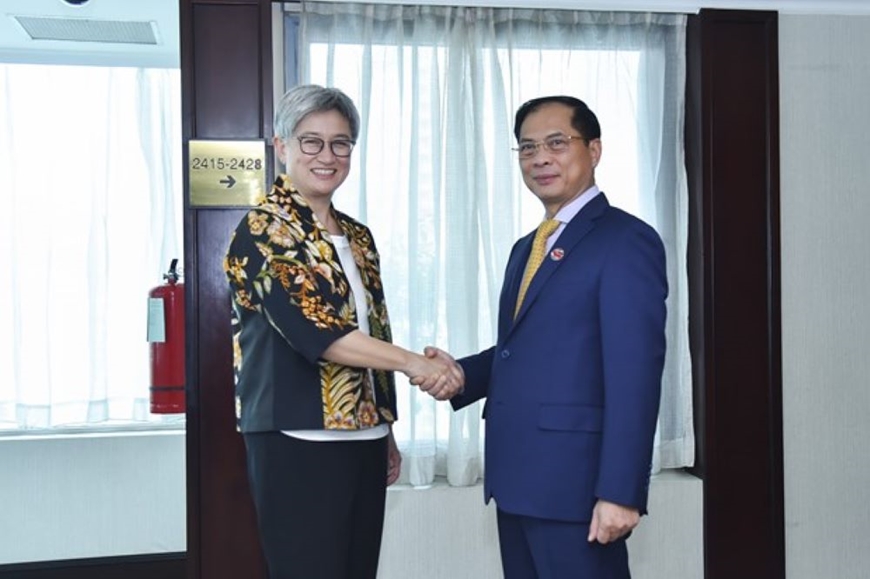 Bộ trưởng Bộ Ngoại giao Bùi Thanh Sơn và Ngoại trưởng Australia Penny Wong tại cuộc gặp song phương bên lề Hội nghị Bộ trưởng Ngoại giao ASEAN lần thứ 56. 