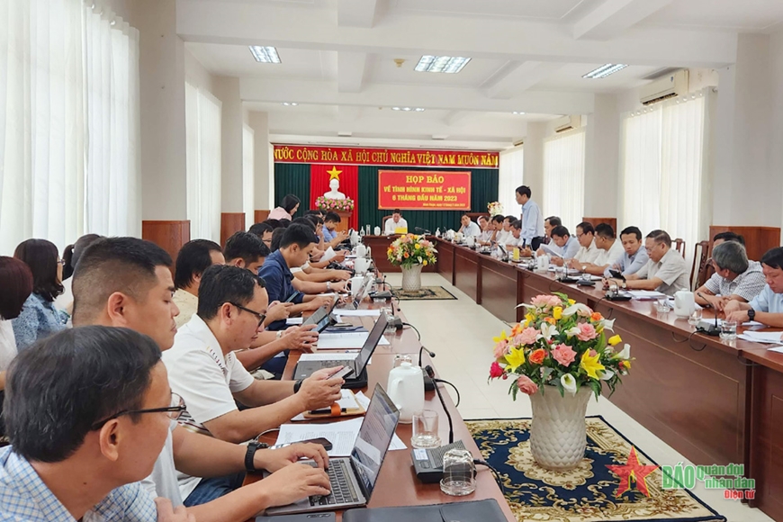  Quang cảnh buổi họp báo. 