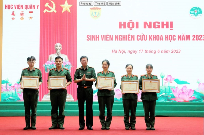 Ban tổ chức Hội nghị sinh viên nghiên cứu khoa học Học viện Quân y năm 2023 trao giải tặng các nhóm tác giả có công trình nghiên cứu xuất sắc. 