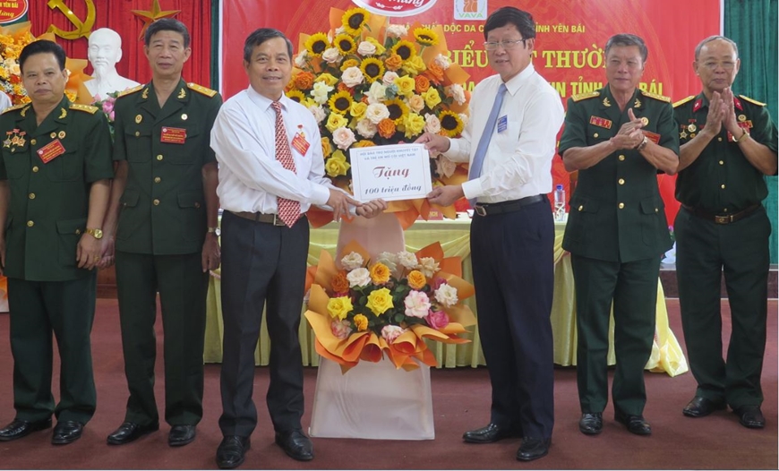 Lãnh đạo Hội Bảo trợ Người khuyết tật và trẻ mồ côi trao tượng trưng 100 triệu đồng hỗ trợ người khuyết tật và nạn nhân tại đại hội.