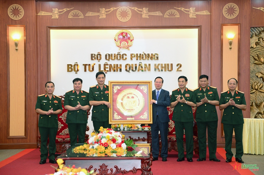 Trung tướng Phạm Hồng Chương trao bức tranh của Quân khu 2 tặng Chủ tịch nước Võ Văn Thưởng. 