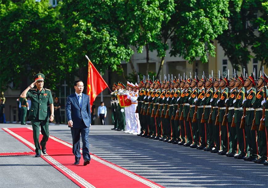  Chủ tịch nước Võ Văn Thưởng duyệt đội danh dự Quân đội nhân dân Việt Nam.