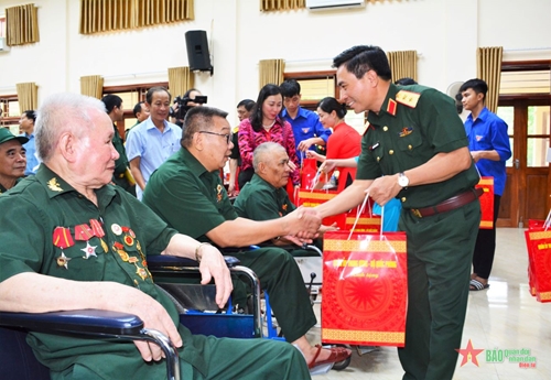 Trung tướng Nguyễn Doãn Anh và Đoàn công tác Bộ Quốc phòng thăm, tặng quà thương binh, bệnh binh tại Hà Nam​