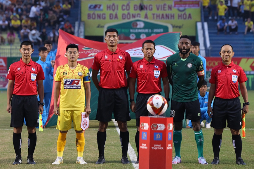  Trọng tài Razlan Joffri (thứ ba, từ phải qua) không còn quá xa lạ ở V-League. Ảnh: HOÀNG QUÂN