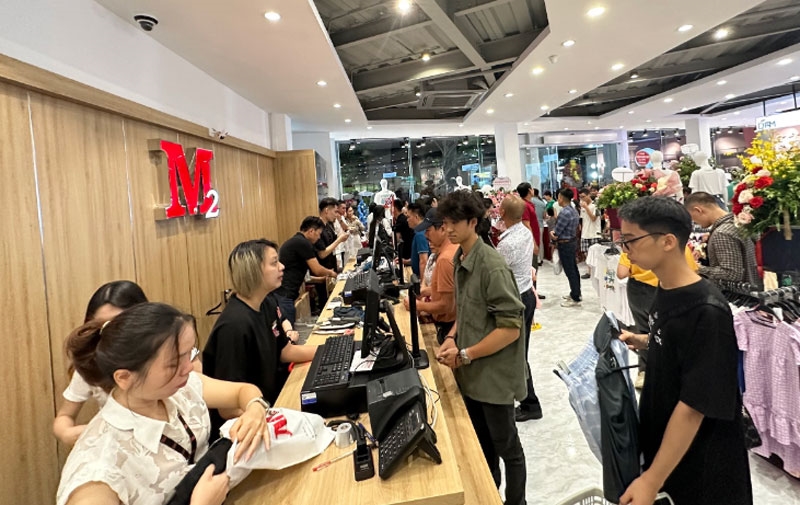       Người dân mua sắm sản phẩm thời trang tại cửa hàng của Công ty Cổ phần M2 Việt Nam. 