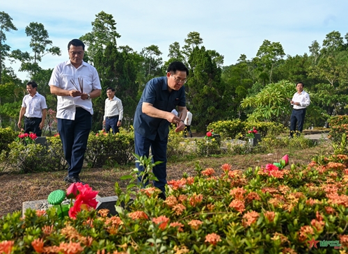 Chủ tịch Quốc hội Vương Đình Huệ dâng hương tưởng niệm các anh hùng liệt sĩ tại Thừa Thiên Huế