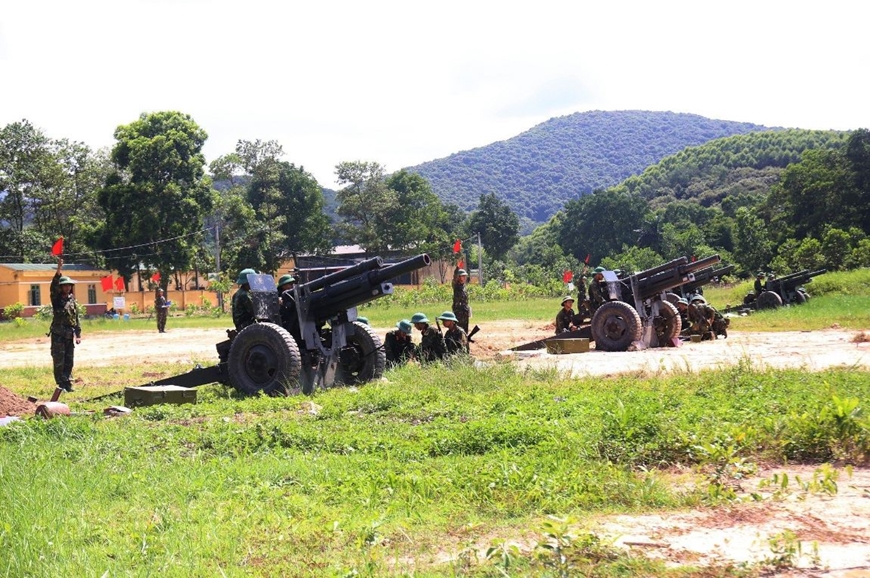 Các khẩu đội pháo lựu 105 mm Tiểu đoàn 2, Lữ đoàn Pháo binh 454 (Quân khu 3) luyện tập trên thao trường. 