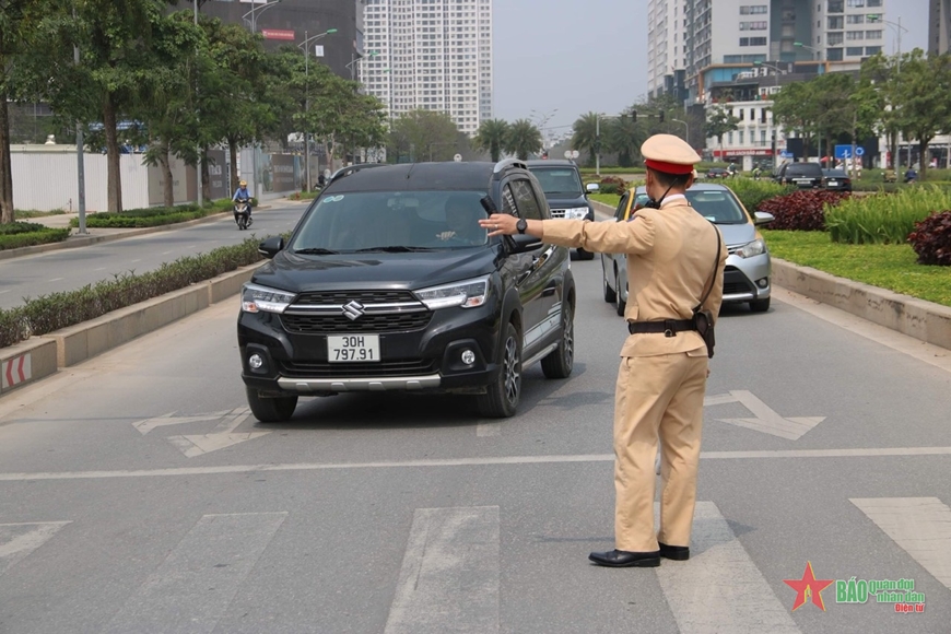 Lực lượng chức năng tuần tra, kiểm soát, xử lý vi phạm về an toàn giao thông. Ảnh: PHẠM HƯNG 