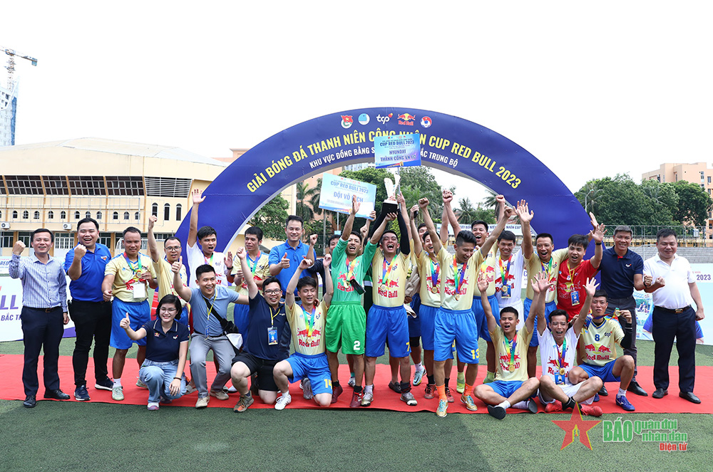 Khi công nhân... làm cầu thủ