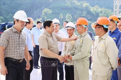 ファム・ミン・チン首相がバッカン省を訪問し執務