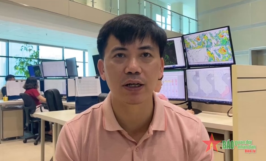Ông Nguyễn Văn Hưởng thông tin về tình hình cơn bão số 1. 