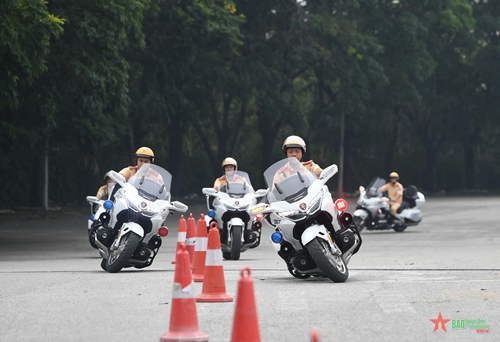 Cảnh sát giao thông huấn luyện tuần tra, dẫn đoàn