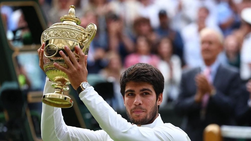 Tay vợt Carlos Alcaraz nâng cao cúp vô địch Wimbledon 2023. Ảnh: Reuters 