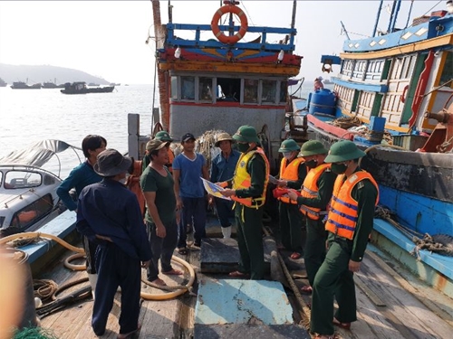 Bộ đội Biên phòng tỉnh Quảng Bình: Sát cánh cùng ngư dân chống khai thác IUU