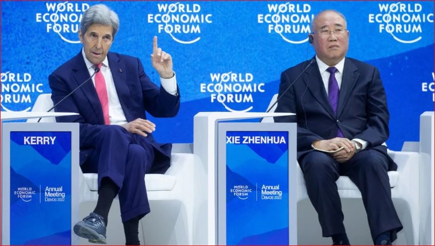  Đặc phái viên của Tổng thống Mỹ về khí hậu John Kerry và người đồng cấp Trung Quốc Giải Chấn Hoa tại một cuộc thảo luận của Diễn đàn Kinh tế Thế giới ở Davos, Thụy Sĩ, tháng 5-2022.  Ảnh: REUTERS