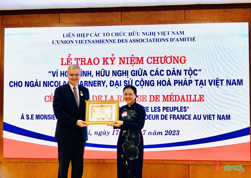 Chủ tịch VUFO Nguyễn Phương Nga trao Kỷ niệm chương “Vì hòa bình, hữu nghị giữa các dân tộc” tặng Đại sứ Pháp tại Việt Nam Nicolas Warnery. 