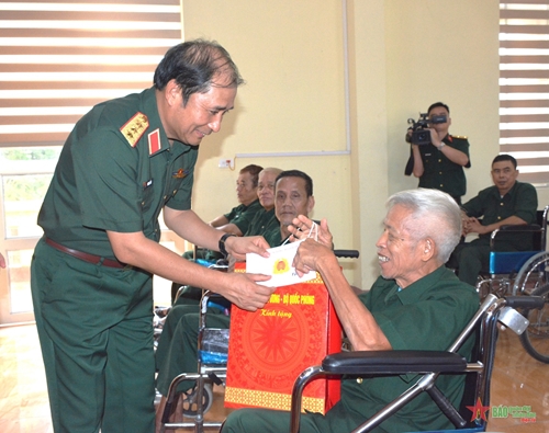 Thượng tướng Phùng Sĩ Tấn thăm, tặng quà Trung tâm Điều dưỡng người có công tỉnh Phú Thọ