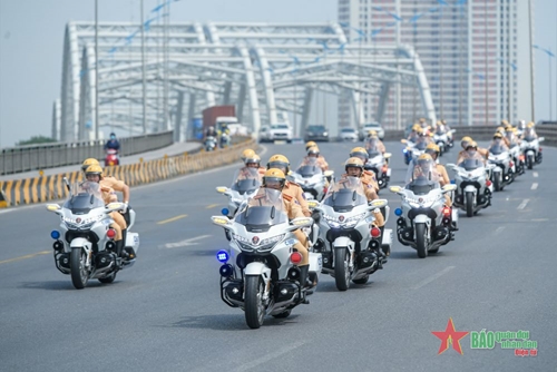 Cán bộ, chiến sĩ CSGT trình diễn siêu mô tô Honda Goldwing 2023 trên đường phố Hà Nội