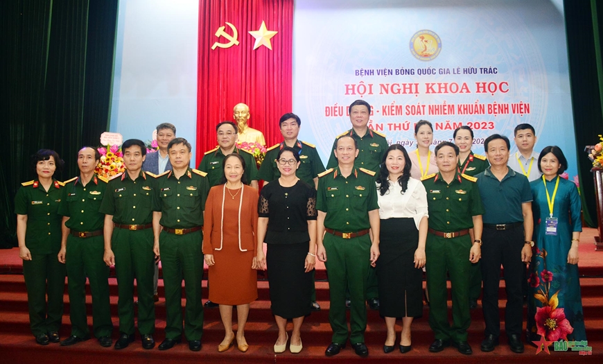 Các đại biểu, các chuyên gia tham dự Hội nghị khoa học điều dưỡng - kiểm soát nhiễm khuẩn bệnh viện năm 2023