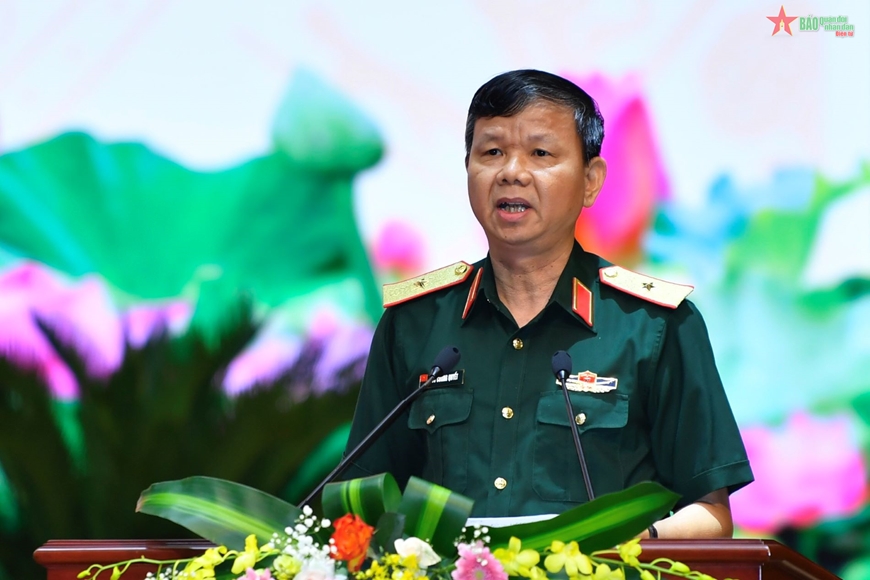  Thiếu tướng Vũ Cương Quyết trình bày tham luận.
