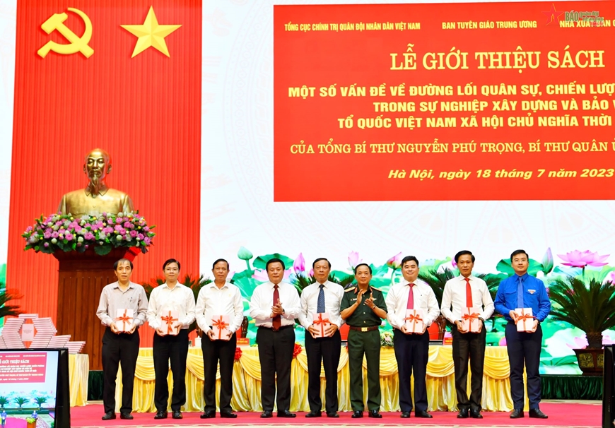  Đồng chí Nguyễn Xuân Thắng và Trung tướng Trịnh Văn Quyết trao tặng sách của Tổng Bí thư.