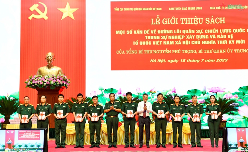 Đồng chí Lê Minh Hưng và Thượng tướng Phạm Hoài Nam trao tặng sách của Tổng Bí thư.