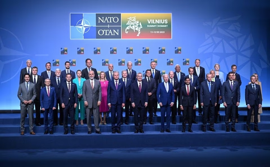 Lãnh đạo các nước thành viên NATO và khách mời tham dự Hội nghị thượng đỉnh NATO ở Vilnius (Litva), ngày 11-7. Ảnh: Reuters 