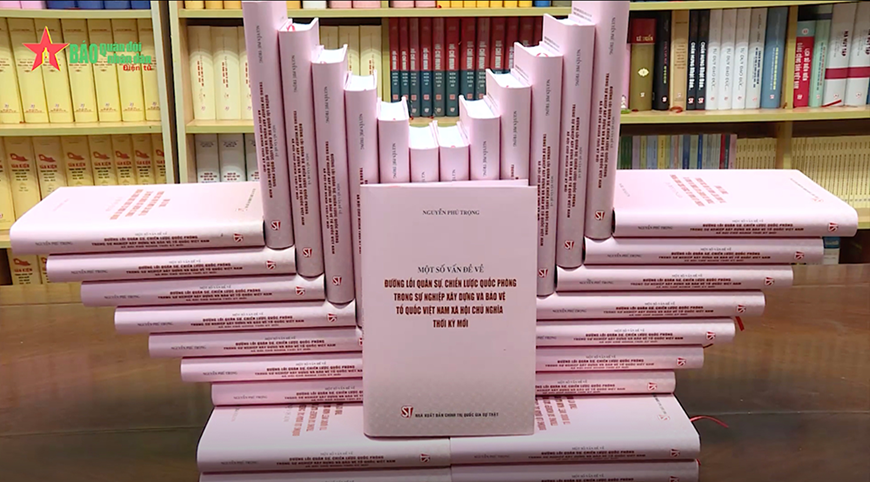 Cuốn sách “Một số vấn đề về đường lối quân sự, chiến lược quốc phòng trong sự nghiệp xây dựng và bảo vệ Tổ quốc Việt Nam xã hội chủ nghĩa thời kỳ mới” đã góp phần khái quát tư tưởng nhất quán, xuyên suốt của Tổng Bí thư về lĩnh vực quân sự, quốc phòng. ẢNH: LÊ THÀNH 