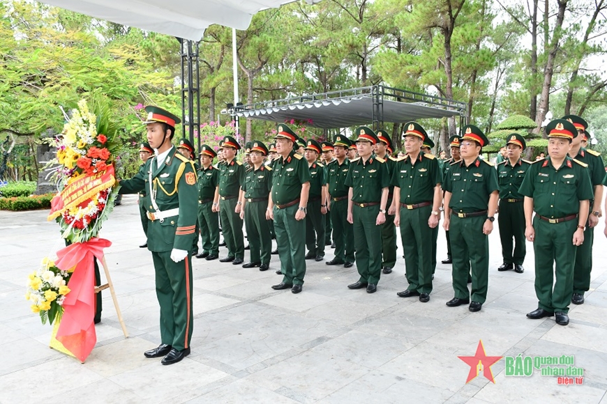  Đoàn công tác Quân ủy Trung ương, Bộ Quốc phòng dâng hoa tri ân các Anh hùng liệt sĩ tại Nghĩa trang Liệt sĩ quốc gia Trường Sơn. 