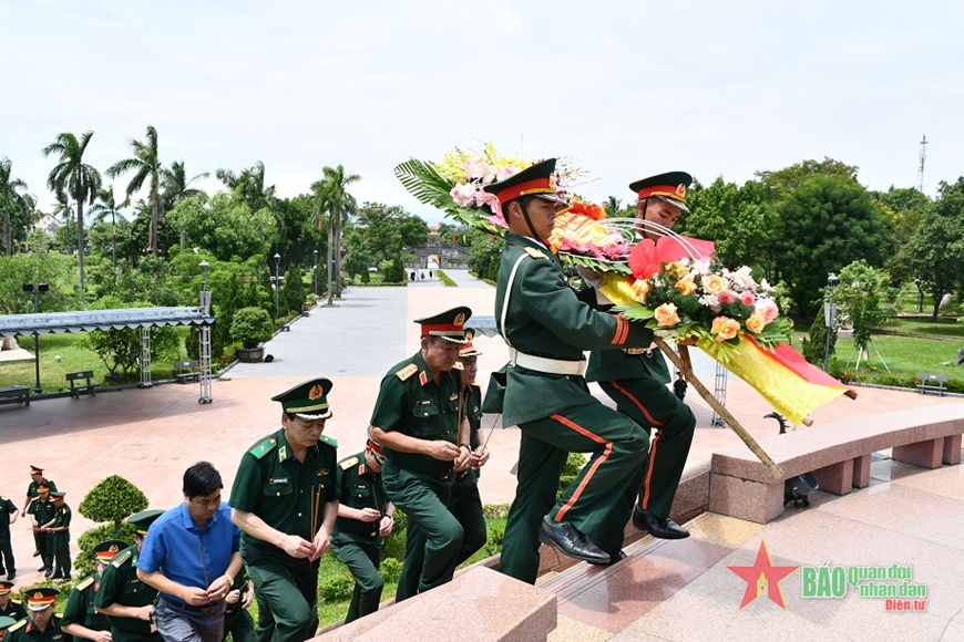 Đoàn công tác Quân ủy Trung ương, Bộ Quốc phòng dâng hoa, dâng hương tri ân các Anh hùng liệt sĩ tại Di tích lịch sử Quốc gia đặc biệt Thành cổ Quảng Trị.