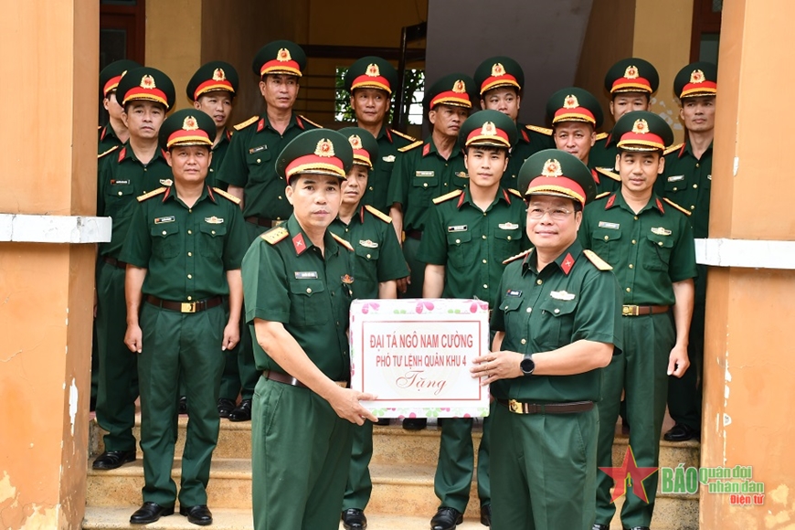 Đại tá Ngô Nam Cường, Phó tư lệnh Quân khu 4 tặng quà Đội quy tập hài cốt liệt sĩ 584, Phòng Chính trị, Bộ Chỉ huy Quân sự tỉnh Quảng Trị. 
