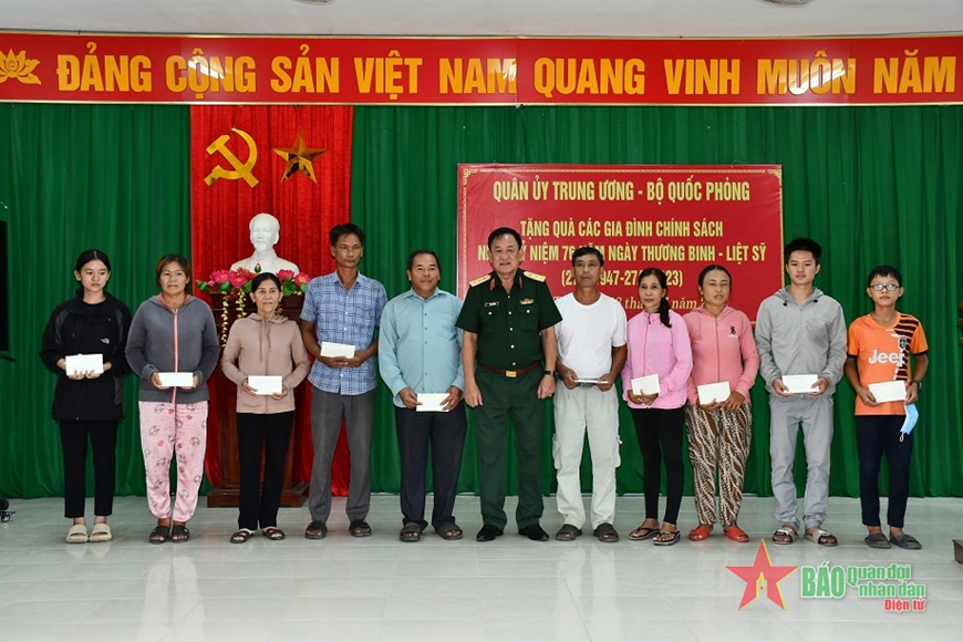Thượng tướng Võ Minh Lương trao 20 suất quà tặng các gia đình chính sách ở xã Triệu Lăng, huyện Triệu Phong, tỉnh Quảng Trị.
