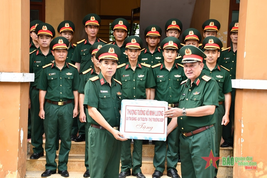  Thượng tướng Võ Minh Lương tặng quà Đội quy tập hài cốt liệt sĩ 584, Phòng Chính trị, Bộ Chỉ huy Quân sự tỉnh Quảng Trị.