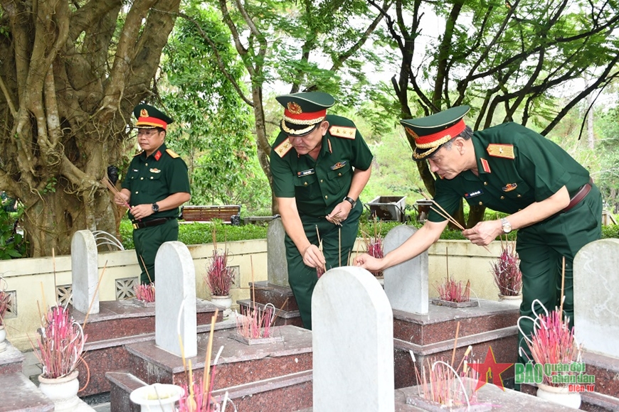  Các đại biểu dâng hương tưởng niệm các Anh hùng liệt sĩ tại Nghĩa trang Liệt sĩ quốc gia Trường Sơn.