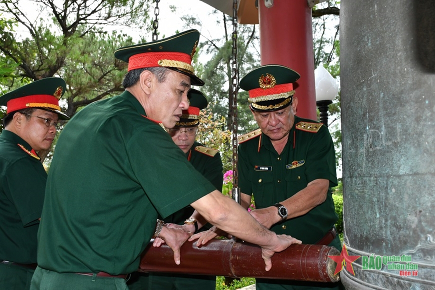  Thượng tướng Võ Minh Lương và các đại biểu thực hiện nghi thức thỉnh chuông tại Nghĩa trang Liệt sĩ quốc gia Trường Sơn.
