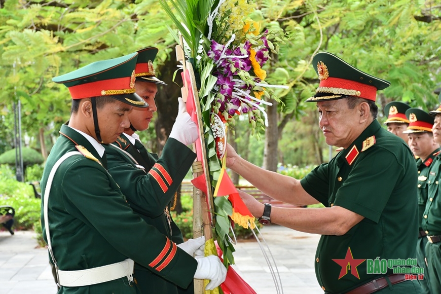  Thượng tướng Võ Minh Lương dâng hoa tri ân các Anh hùng liệt sĩ.