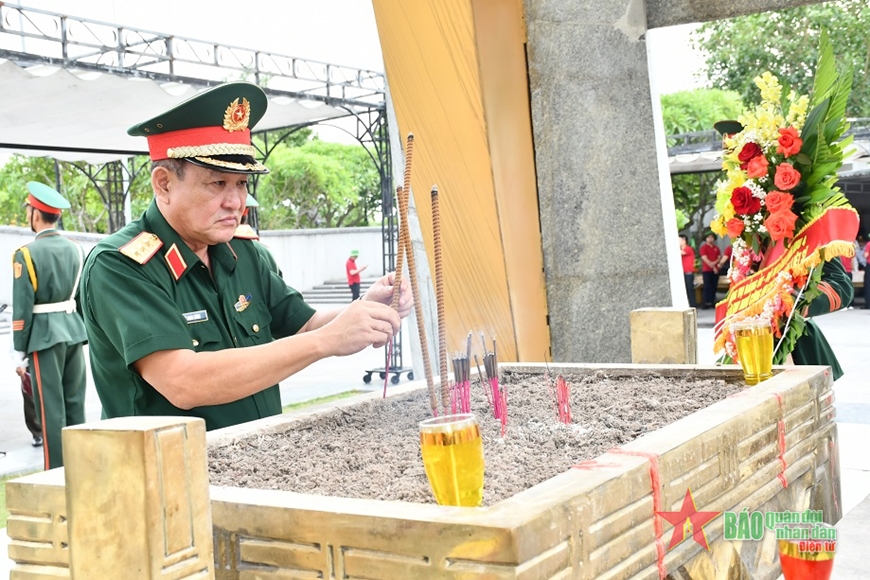  Thượng tướng Võ Minh Lương dâng hương tưởng niệm các Anh hùng liệt sĩ tại Nghĩa trang Liệt sĩ quốc gia Đường 9.