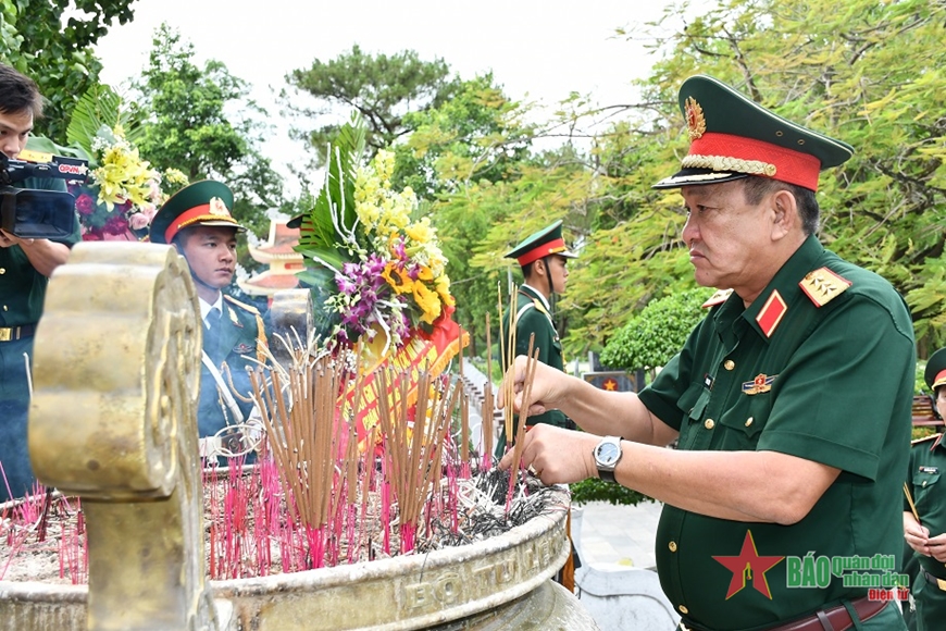 Thượng tướng Võ Minh Lương dâng hương tưởng niệm các Anh hùng liệt sĩ tại Nghĩa trang Liệt sĩ quốc gia Trường Sơn.