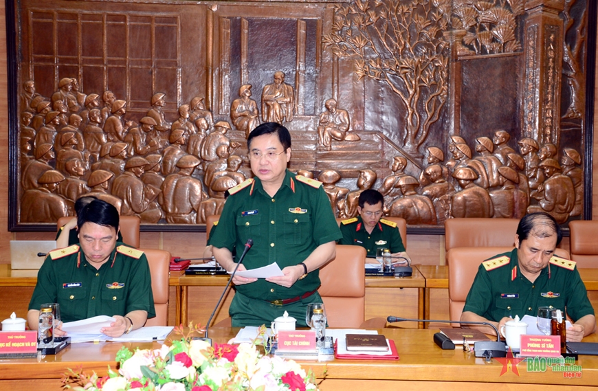 Thiếu tướng Lưu Sỹ Quý, Cục trưởng Cục Tài chính, Bộ Quốc phòng báo cáo tình hình sản xuất, kinh doanh của các doanh nghiệp. 