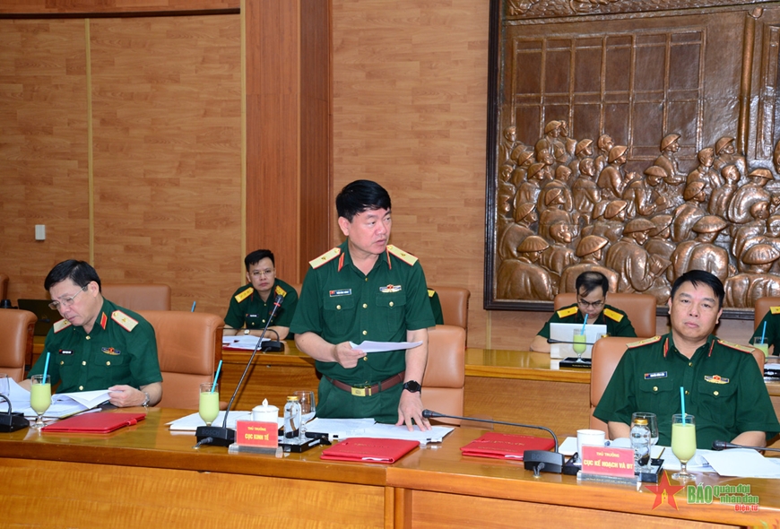  Thiếu tướng Trần Đình Thăng, Cục trưởng Cục Kinh tế, Bộ Quốc phòng phát biểu làm rõ một số nội dung tại buổi làm việc.