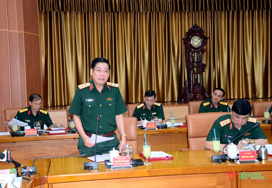 Trung tướng Nguyễn Văn Gấu phát biểu đề xuất các biện pháp nhằm nâng cao hiệu quả hoạt động của các tổ chức Đảng trong doanh nghiệp Quân đội. 