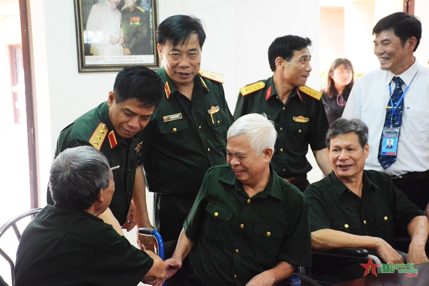 Thượng tướng Nguyễn Văn Nghĩa thăm, tặng quà các thương, bệnh binh 