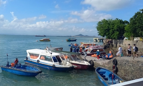 Cập nhật bão số 1: Quảng Ninh có hơn 600 khách du lịch phải ở lại các đảo, hủy hai chuyến bay do bão số 1