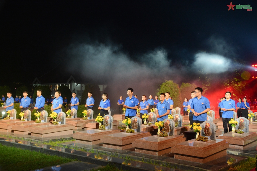 Hàng trăm đoàn viên, thanh niên thắp nến tri ân lên các phần mộ liệt sĩ tại Nghĩa trang Liệt sĩ quốc gia A1.